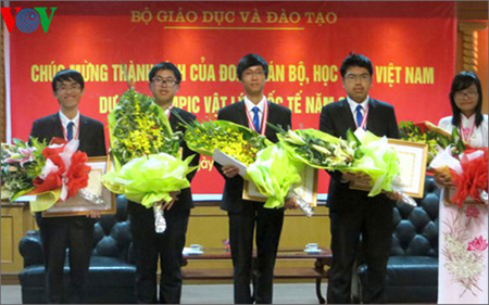 5 học sinh đoạt giải trong kỳ thi Olympic Vật lý  quốc tế năm 2013.